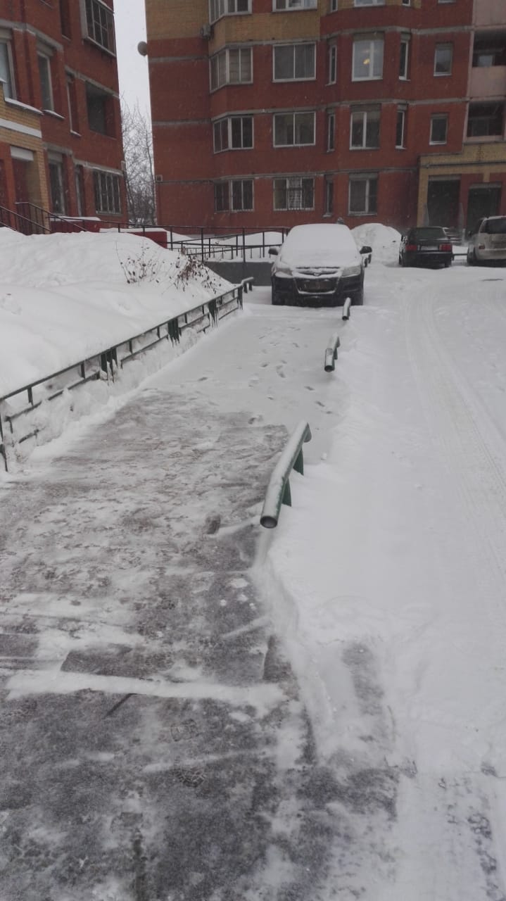 Уборка придомовых территорий от снега. В процессе уборки снега был задействован трактор. 